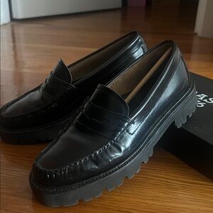 G.H. BASS Black Lug Sole Leather Loafers in size 7